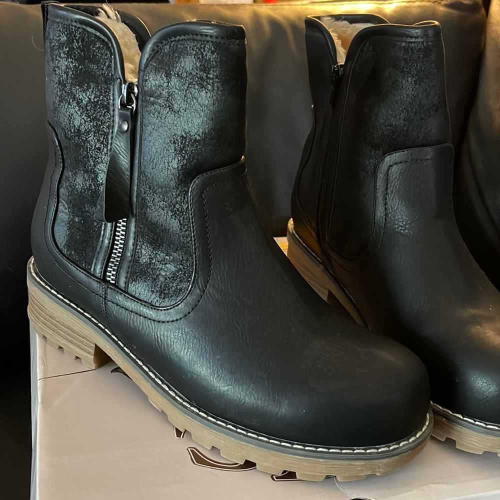 Black Lined Zipper Bootie Size 8